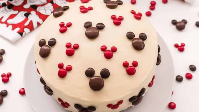 Zee and Elle Cakes That Carry A Touch of Nature in The Concrete