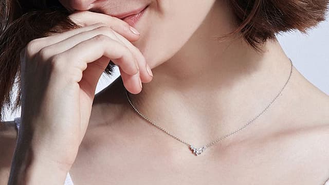 Dainty diamond necklaces from IUIGA that will bring a smile to her face