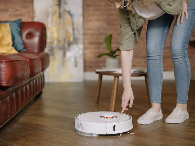How does robot vacuum cleaner Singapore review help to buy one?
