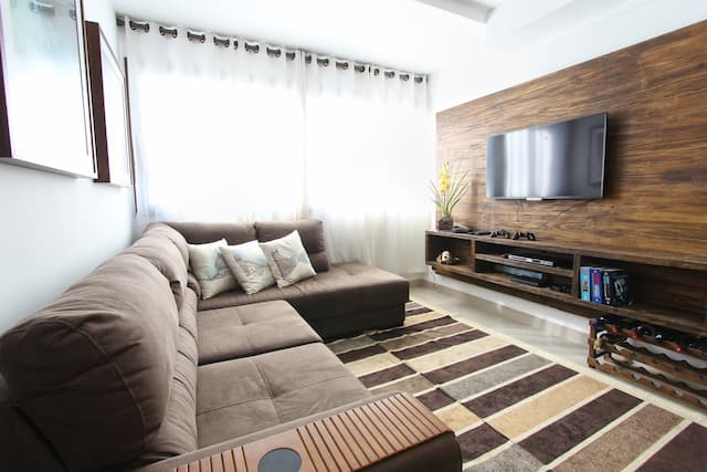TV Feature Wall Singapore – Benefits of TV Consoles and Wall Mounts