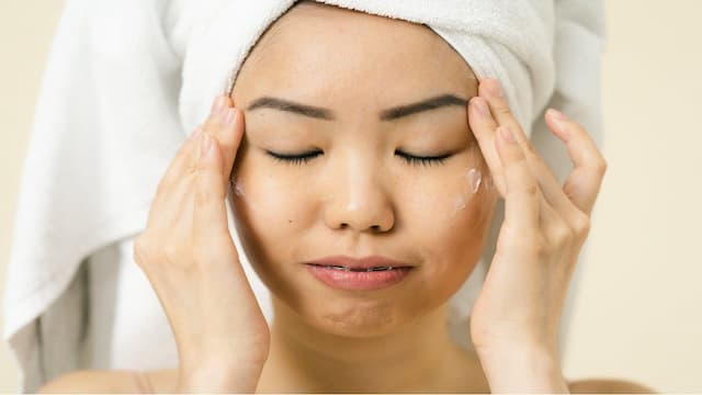 Can I use AHC eye cream as a moisturizer?